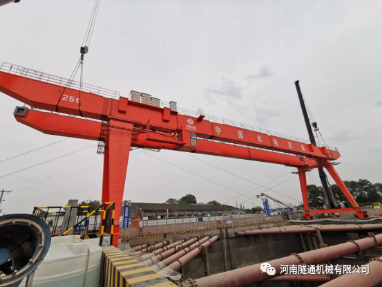 中國電建水電四局成都地鐵19號線項目部第一臺門式起重機順利安裝